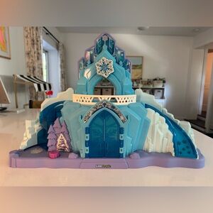 Fisher-Price Little People Frozen Palace Playset with Bed/Throne